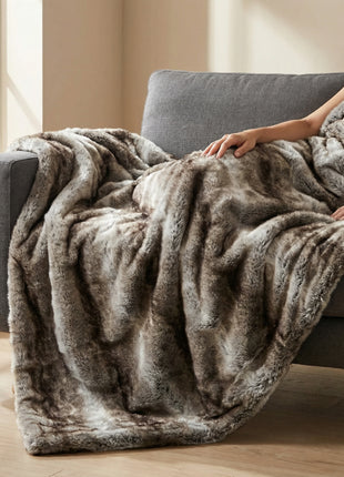 Gözze Felloptik Kuscheldecke 150x200 cm – Flauschige Wohndecke in Luchs, Rentier, Braunbär & Kodiakbär